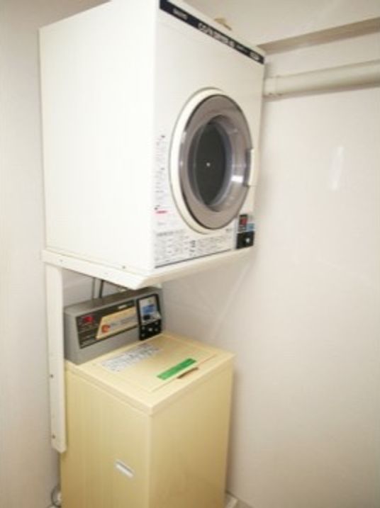 施設の写真 「リボーン尼崎弐番館」の洗濯機・乾燥機。衣類等を洗濯できる設備を整えているので、自由に使える。