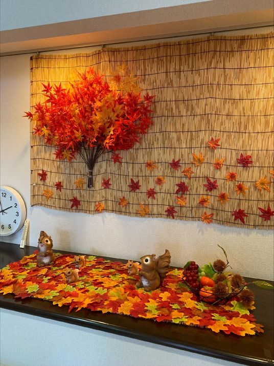 秋を感じる装飾の壁面