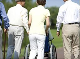 車椅子を押す人々