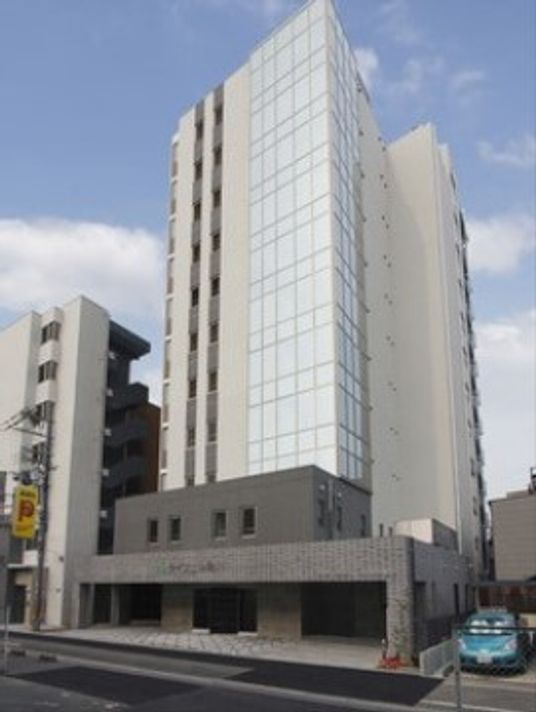 施設の写真 サービス付き高齢者向け住宅 ライフェル駒川の外観。大きな高級マンションのような建物です。設計はバリアフリーとなっております。
