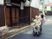 車椅子の老人と職員