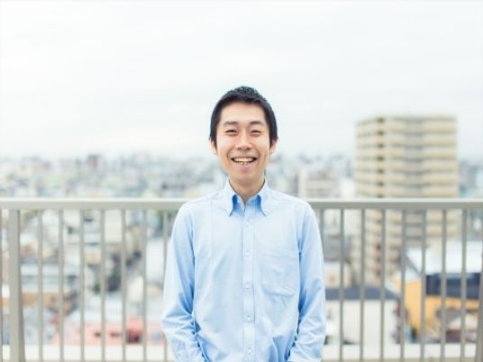 笑顔のスタッフと背景の街並み