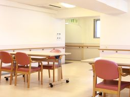 明るい食堂の様子