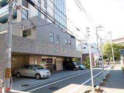 建物外観の日中景色