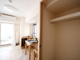 明るい居室の一角