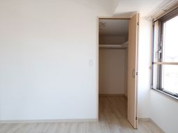 明るい居室の一部