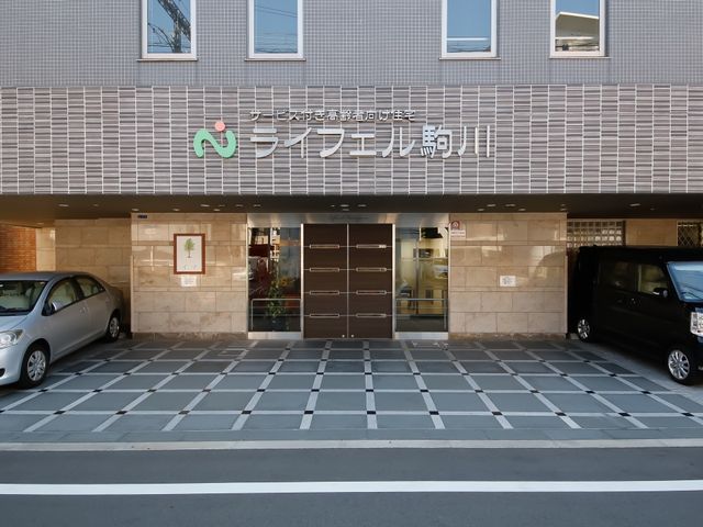 清潔な施設のエントランス