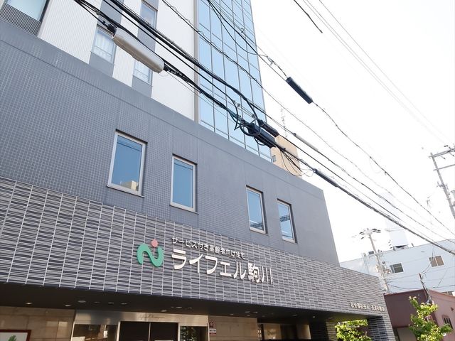 都市型施設のエントランス