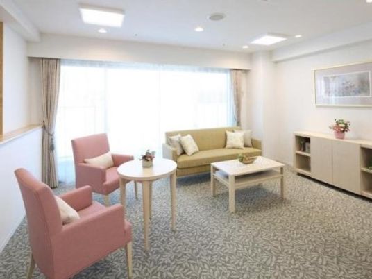 共用リビングの清潔な空間