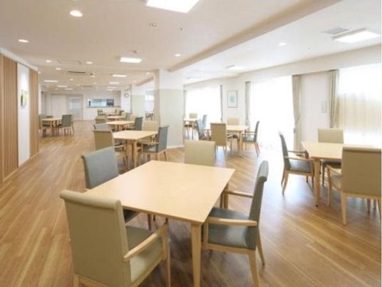 広々とした明るいダイニング