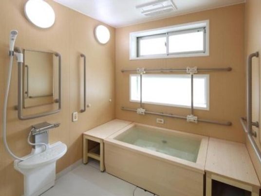 明るい清潔な浴室