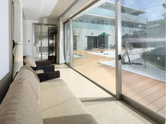 明るい中庭の見える廊下