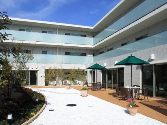 明るい庭付きの中庭