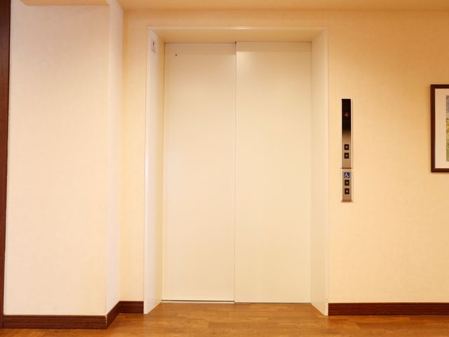 きれいなエレベーター前 エレベーター ゆとりある動線で設計されたエレベーターホールは、どの階にも安全かつスムーズに移動することができます。