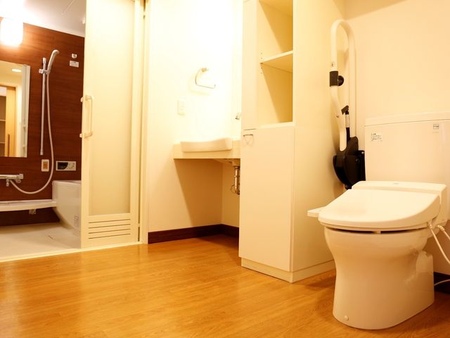 バリアフリートイレの一角 トイレ 安全に配慮したトイレ空間です。手すりが設置されており、どなたでも快適にご利用いただける環境が整っています。