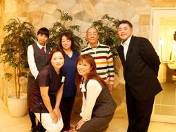 スタッフの笑顔の集合