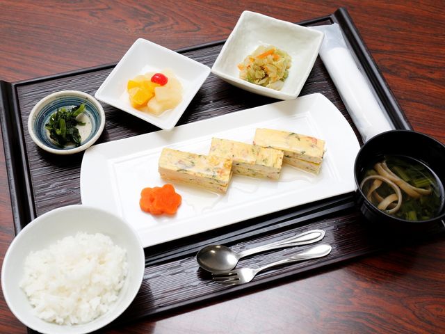 栄養バランスの取れた食事 食事 栄養豊かなメニューが並ぶ和食の食事風景です。働くなら、毎日の食事にも気を配れる環境が整っています。