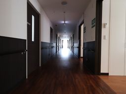 廊下が広々としている