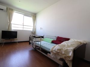 明るい個室の居室