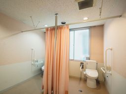 バリアフリーのトイレ空間