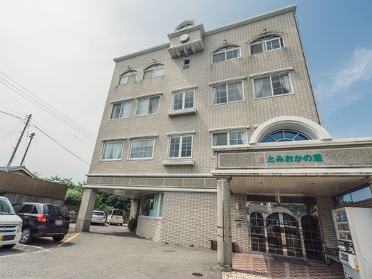 ゆったりとした外観の建物