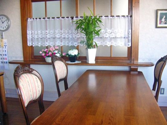 ダイニングテーブルと窓