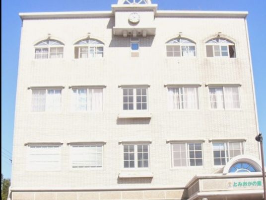 晴天の下の建物外観