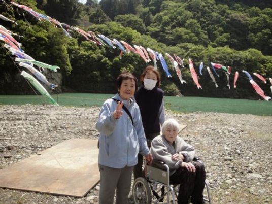 笑顔で外を楽しむ人々