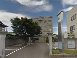 広い駐車場のある建物正面