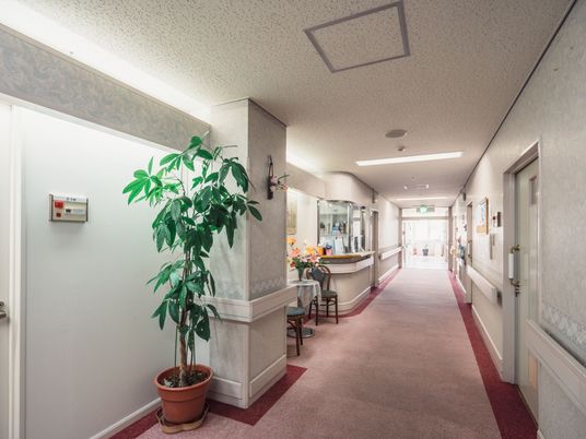 廊下とフロントの風景