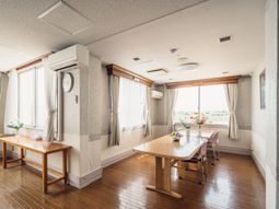 開放的な部屋と花の飾り