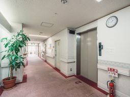 清潔な廊下と時計