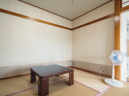 明るい和室の居室