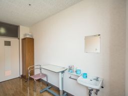 洗面台と手すり付き居室