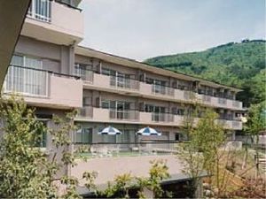 山に囲まれた施設外観
