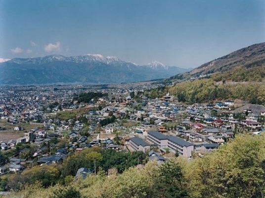 山と街を望む施設外観