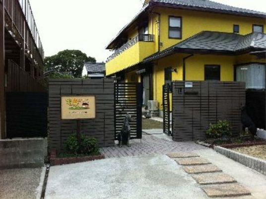 黄色の建物と看板