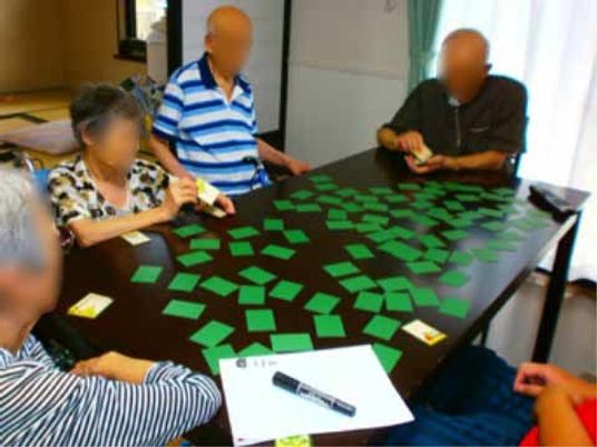 カードゲームを楽しむ人々