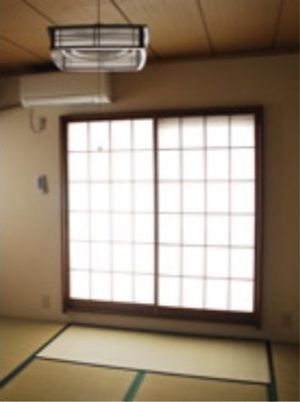 和室の窓とエアコン