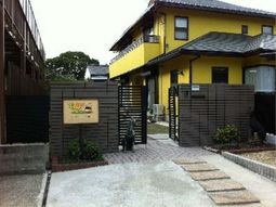黄色い建物と入口の看板