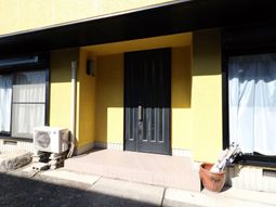 明るい建物のエントランス