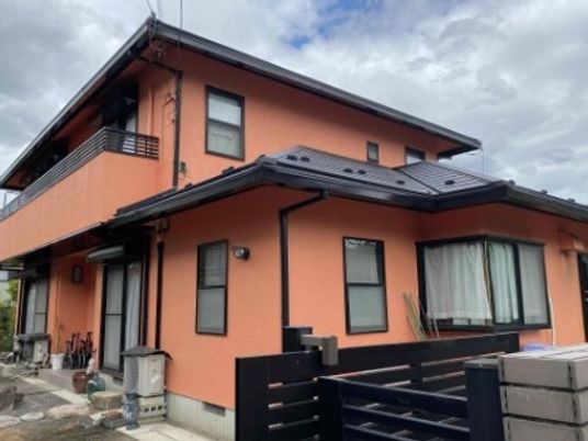 オレンジ色の建物外観  