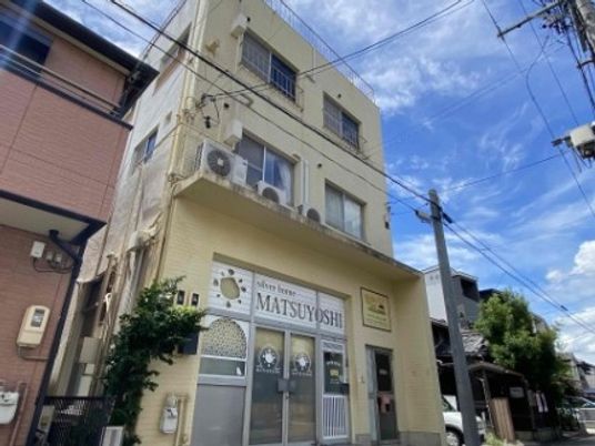 外観の建物正面  