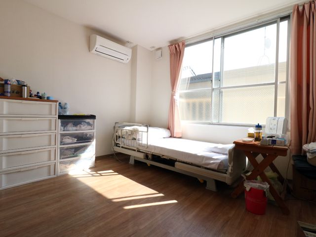 日差し入る快適居室 部屋 陽光が差し込む明るい居室です。日々の暮らしを支えるための設備や備品が整っております。