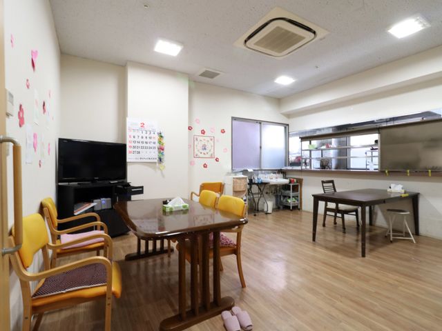 共用リビングスペース 食堂、共有スペース 広く明るいリビングで、テレビ鑑賞やおしゃべりを楽しむことができます。チェアやテーブルが配置されており、皆で集まる場所としてもぴったりです。