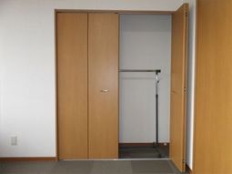 シンプルな木製クローゼット