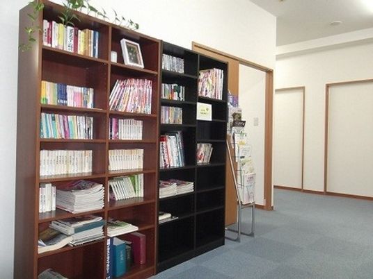 図書が並ぶ明るい空間