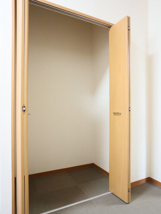 シンプルな木製クローゼット