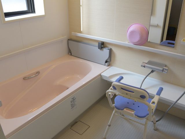 バリアフリー浴室設備 浴室 安心してご利用いただける設備が整った浴室です。手すりやシャワーチェアも完備しており、ゆったりとしたバスタイムをサポートします。