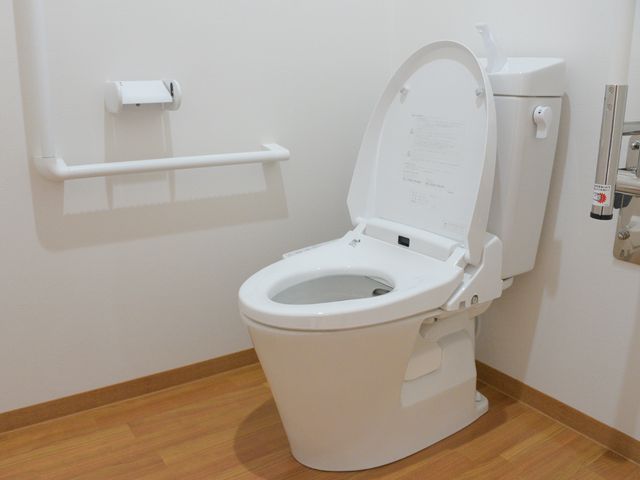 手すり付き清潔なトイレ トイレ 安全に考慮された作りのトイレです。支援が必要な方々も安心してご使用いただける環境が整えられています。